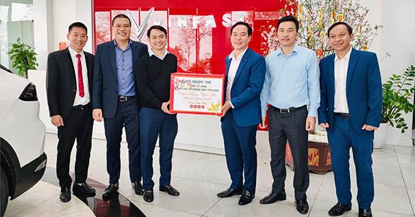 Phó Chủ tịch UBND tỉnh Thái Bình đến thăm, chúc Tết VinFast Ô tô Thăng Long - DragonAuto nhân dịp đâu năm mới 2024